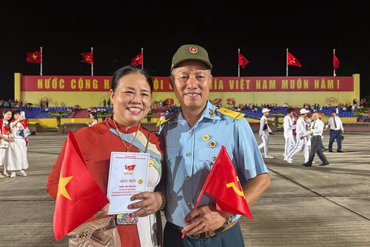 Người dân đội mưa xem tổng duyệt diễu binh, diễu hành