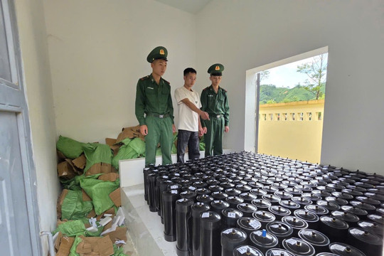 Đồn BP Pò Hèn (BĐBP tỉnh Quảng Ninh) Tạm giữ 256 bình nghi là khí cười tại biên giới
