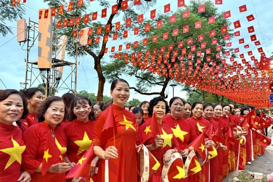 Hà Nội Du khách thích thú tham gia “Sắc đỏ Ba Đình”