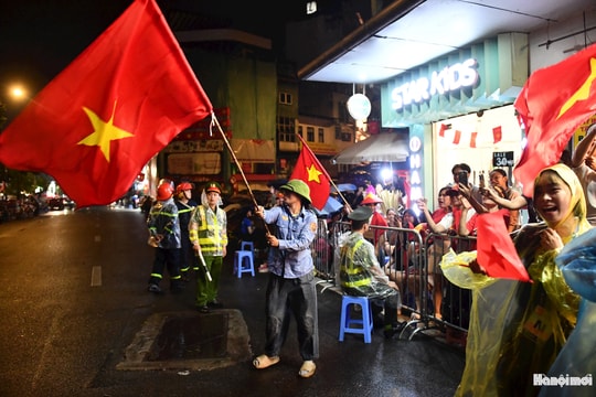 Người dân Hà Nội đội mưa xuyên đêm chờ tổng duyệt A80