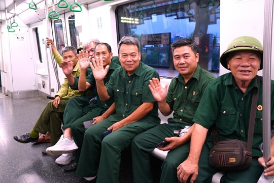 Người dân háo hức đi tàu điện xem tổng duyệt diễu binh, diễu hành A80