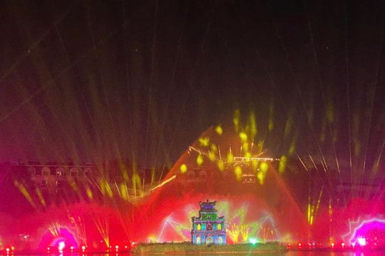 Hồ Hoàn Kiếm bừng sáng trong bữa tiệc nghệ thuật 3D Mapping