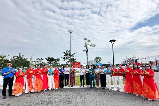 Phường Việt Hưng: Gắn biển công trình Ghế đá “Đại đoàn kết” tại Công viên Long Biên