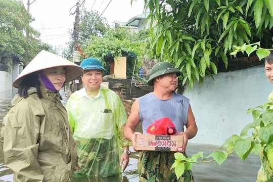 Xã Đoài Phương: Thăm hỏi, tặng qua các hộ dân bị ngập lụt