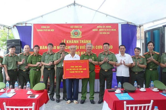 Công an Hà Nội bàn giao nhà cho hội viên Hội Cựu Công an nhân dân