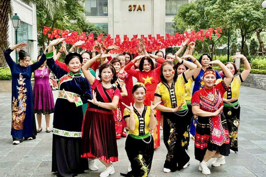 Phụ nữ phường Phú Diễn đồng diễn dân vũ chào mừng Quốc khánh 2/9