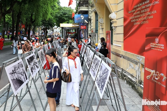 Đông đảo người dân tham quan trưng bày ảnh, “check-in” tại Báo Hànộimới