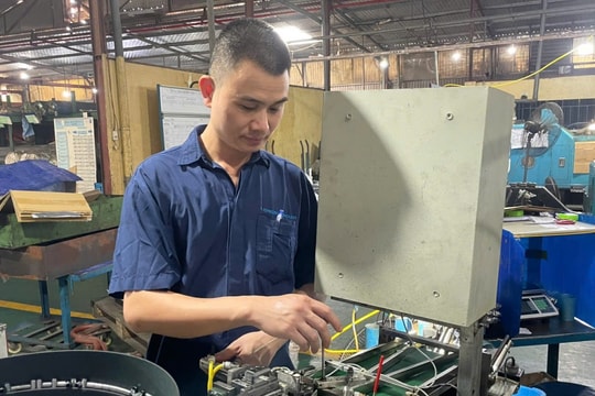 Người thợ bậc 7/7 với 15 năm "ăn ngủ" cùng máy móc