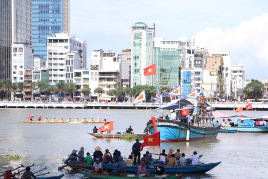 Đà Nẵng Hàng vạn người tập trung hai bên bờ sông Hàn cổ vũ đua thuyền