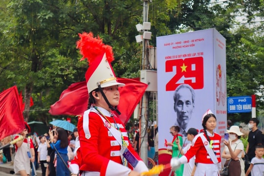 Đoàn nhạc kèn học sinh TP Hồ Chí Minh biểu diễn tại Hà Nội