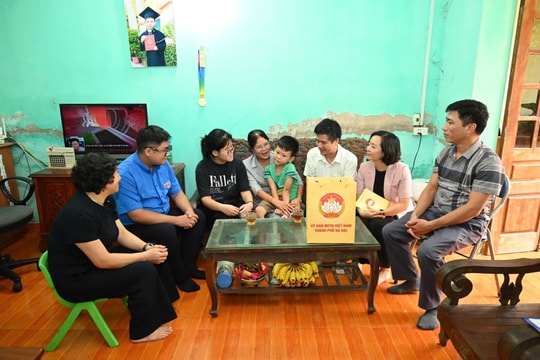 Lãnh đạo Ủy ban MTTQ thành phố Hà Nội Thăm, tặng quà các gia đình khó khăn xã Ngọc Hồi