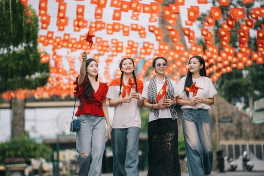 Núi Bà Đen nhuộm đỏ sắc cờ, hút hàng ngàn du khách đến tham dự chợ lá kỷ lục và triển lãm lịch sử