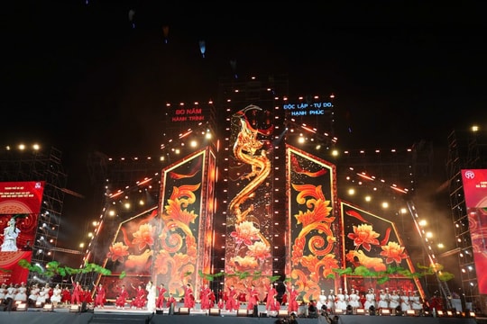 Chương trình nghệ thuật “Hà Nội - Sáng mãi khát vọng Việt Nam” Khắc họa Thủ đô bản lĩnh, đổi mới, năng động và hội nhập