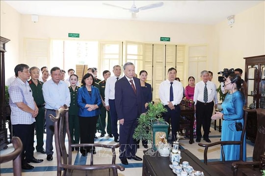 Tổng Bí thư Tô Lâm dâng hương tưởng niệm Chủ tịch Hồ Chí Minh tại Di tích nhà số 48 Hàng Ngang, Hà Nội
