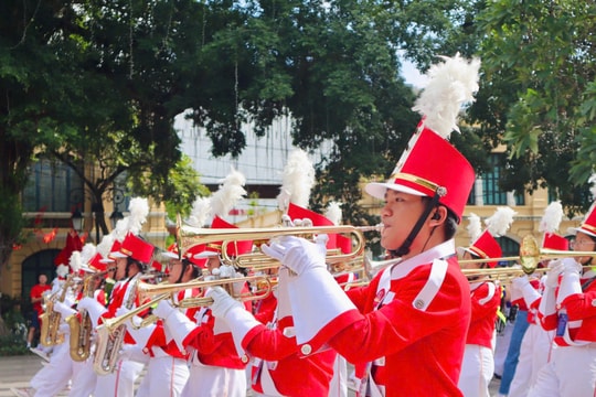 Đoàn nhạc kèn học sinh thành phố Hồ Chí Minh biểu diễn mừng Quốc khánh giữa lòng Thủ đô