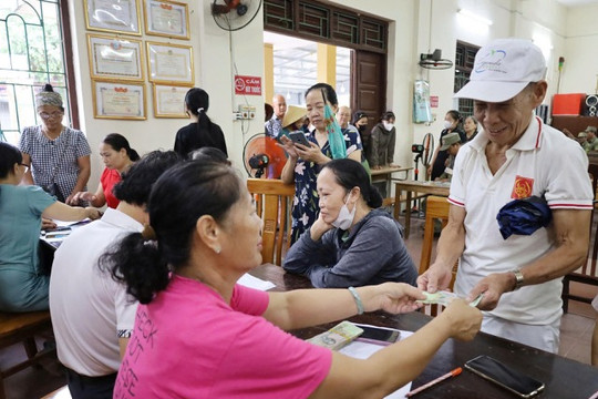Phường Tùng Thiện chi trả hơn 4 tỷ đồng tiền quà cho nhân dân