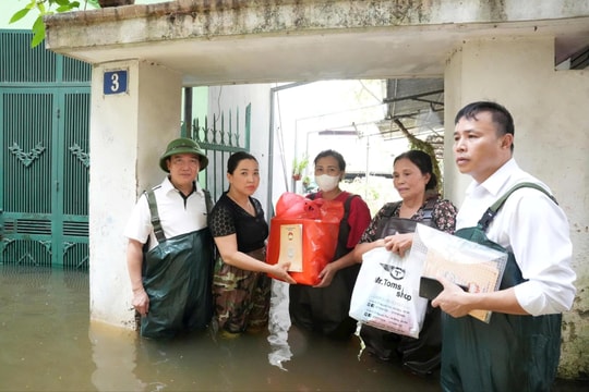 Phường Sơn Tây: Thăm, tặng quà các hộ gia đình bị ngập