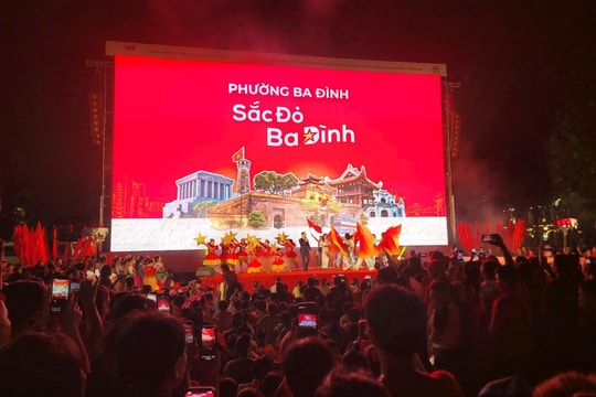 Sôi động chương trình văn nghệ phục vụ nhân dân tại số 61 phố Trần Phú