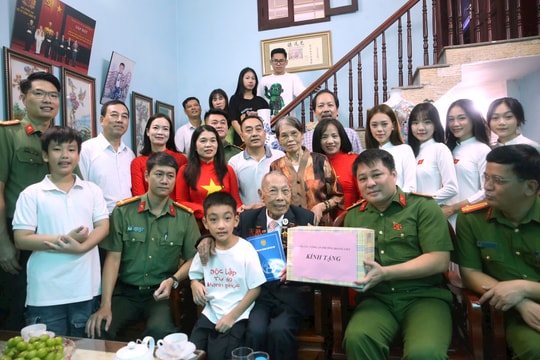 Công an Hà Nội tập trung hỗ trợ cựu chiến binh tham dự A80