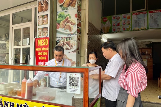 Thực phẩm “bẩn” rình rập cổng trường: Bao giờ hết lo?