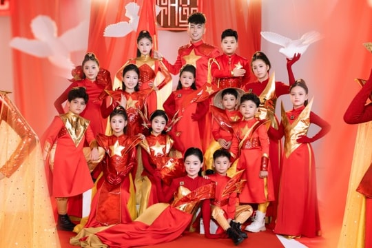 Nhà thiết kế Nhật Thực ra mắt bộ sưu tập “Hào khí sao vàng”