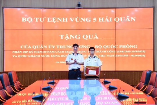 Quân ủy Trung ương trao quà cho các quân nhân Vùng 5 Hải quân