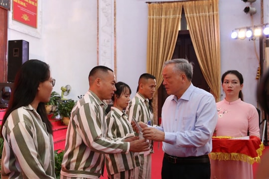 Phó Thủ tướng Thường trực Chính phủ Nguyễn Hòa Bình dự Lễ công bố Quyết định đặc xá tại Trại giam Phú Sơn 4