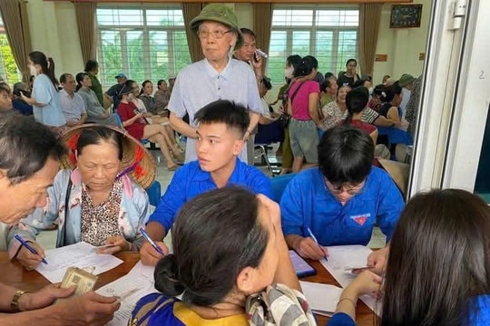 Tuổi trẻ Phú Xuyên hỗ trợ người dân nhận quà Tết Độc lập