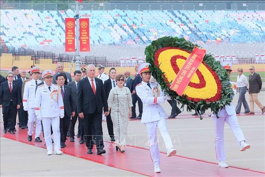 Bí thư thứ Nhất, Chủ tịch nước Cuba Miguel Díaz - Canel Bermúdez vào Lăng viếng Chủ tịch Hồ Chí Minh