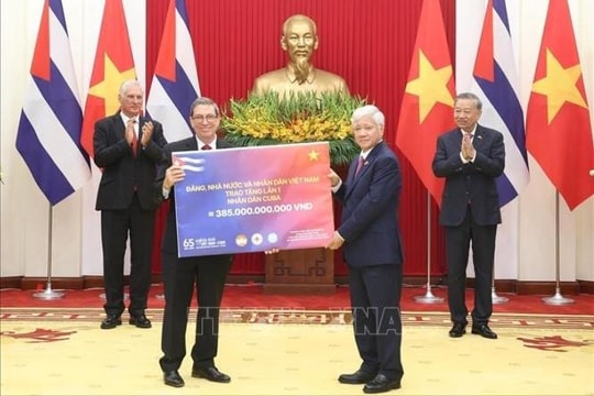 Đảng, Nhà nước, nhân dân Việt Nam trao tặng nhân dân Cuba số tiền 385 tỷ đồng