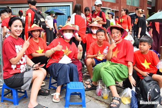 Thủ đô Hà Nội rực sắc đỏ trước thềm Quốc khánh