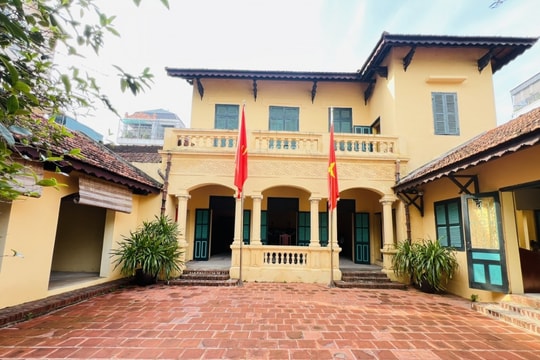 Thăm ngôi nhà cổ, nơi Bác Hồ viết “Lời kêu gọi toàn quốc kháng chiến”