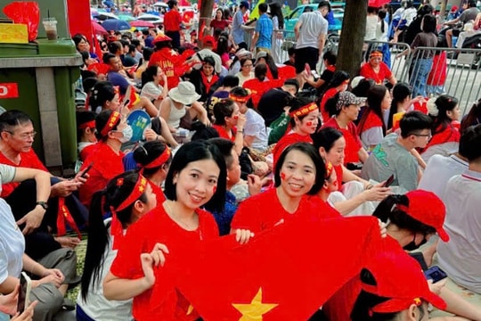 Phố phường Hà Nội rợp sắc đỏ chờ đón Lễ diễu binh, diễu hành Đại lễ A80