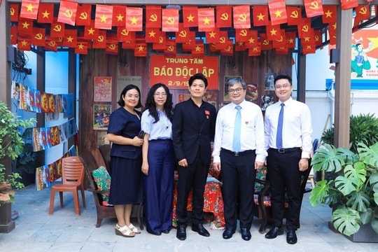 Phó Chủ tịch UBND Thành phố Trương Việt Dũng kiểm tra các hoạt động của Trung tâm Báo chí Thủ đô