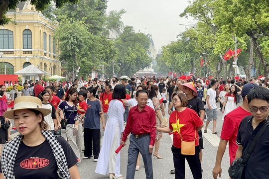 Hàng nghìn người dân đổ về trung tâm Thủ đô, háo hức chờ đón lễ diễu binh