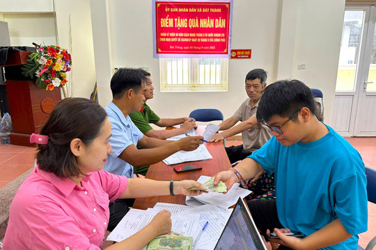 Người dân Thủ đô xúc động nhận quà Tết Độc lập
