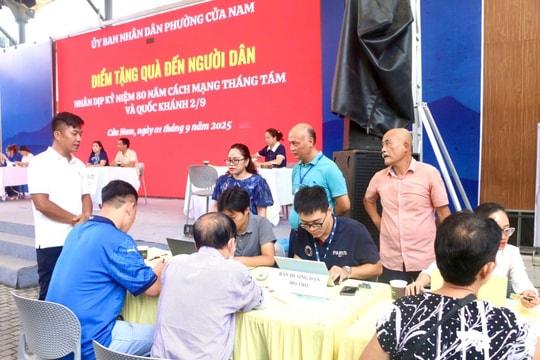 Người dân phường Cửa Nam: “Vui lắm khi nhận quà Tết Độc lập”