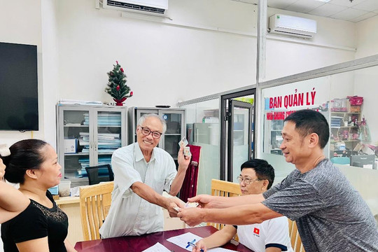 Người dân Tây Hồ rộn ràng nhận quà 80 năm Quốc khánh