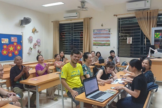Người dân phường Ba Đình phấn khởi nhận quà của Nhà nước ngay trong Tết Độc lập