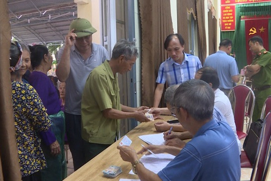 Người dân xã Vân Đình phấn khởi nhận tiền quà Tết độc lập