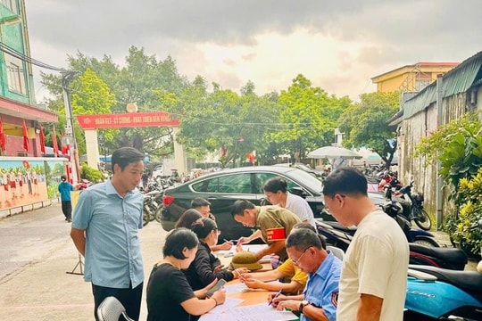 Phường Long Biên Đoàn thanh niên hỗ trợ trao quà Quốc khánh 2/9 cho người dân