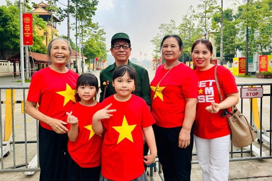 Ba thế hệ cùng hòa chung nhịp đập tự hào dân tộc