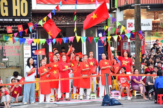 Non sông tụ hội, cảm xúc dâng trào