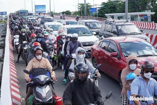 Người dân vất vả trở lại TP Hồ Chí Minh sau 4 ngày nghỉ lễ 2-9