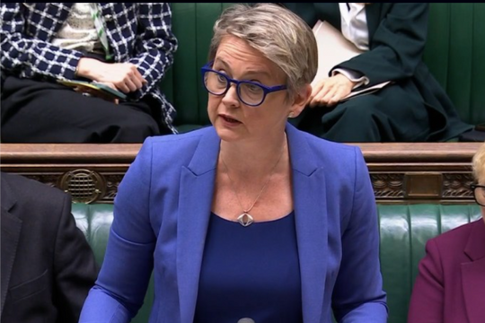 Anh đình chỉ đơn xin đoàn tụ gia đình của người tị nạn