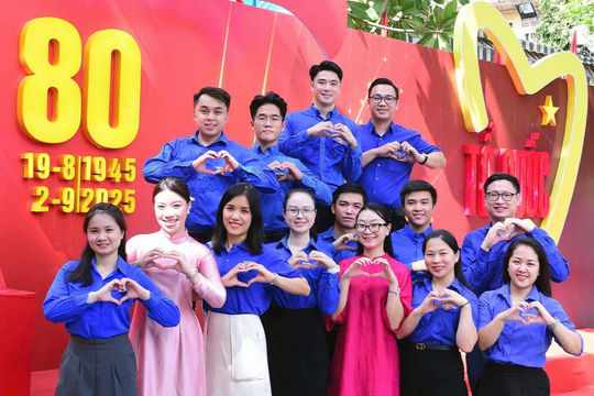Tự hào Việt Nam: Sắc đỏ và trái tim người trẻ hòa chung nhịp đập