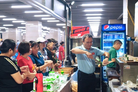 0 giờ ngày Quốc khánh ở ga Cát Linh: Nghĩa tình từ những phần quà ấm áp