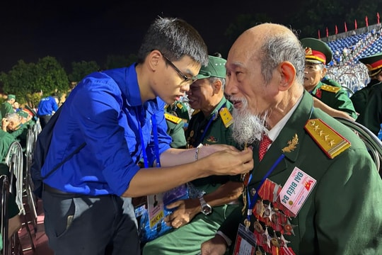 Áo xanh tình nguyện, nhịp tim trẻ trong ngày hội lớn của dân tộc