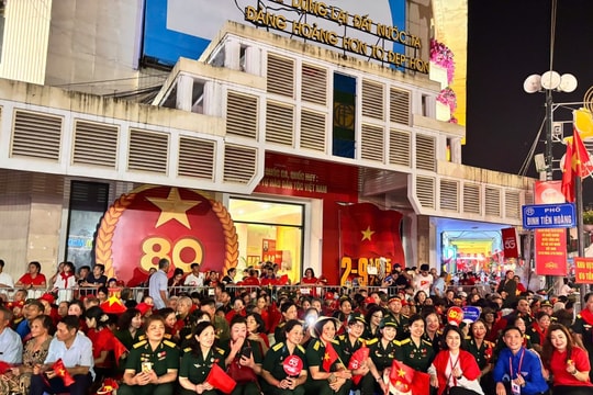 Ấn tượng hình ảnh thanh niên tình nguyện trong ngày Đại lễ A80