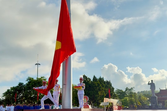 Sắc cờ Tổ quốc rực sáng trên đảo Cô Tô